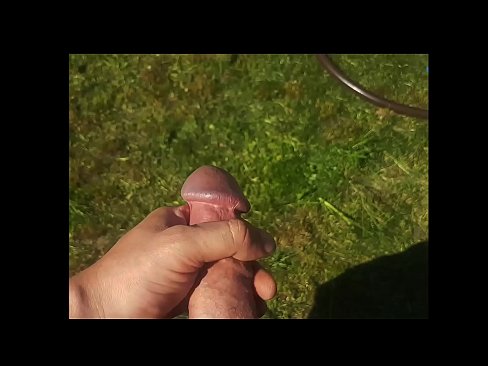 ❤️ O bunăciune fierbinte își face sex cu păsărica roz și ejaculează cu un squirt într-o grădină de vară at porn ro.hentaisun.ru ❌❤