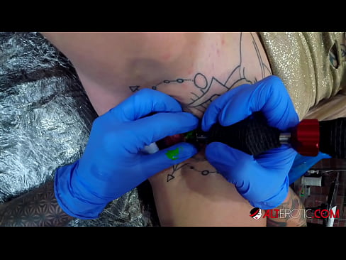 ❤️ Sully Savage, o bunăciune extrem de tatuată, și-a făcut un tatuaj pe clitorisul ei at porn ro.hentaisun.ru ❌❤